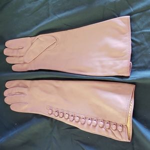 Leather Neiman Marcus gloves.  Size 8 Lilac.